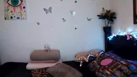 Snapshot of emilywhitee_ chatting on 12.31.24 Valentina independent model online show from 12.31.24