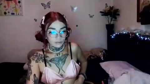Snapshot of emilywhitee_ chatting on 12.31.24 Valentina independent model online show from 12.31.24