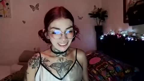 Snapshot of emilywhitee_ chatting on 01.09.25 Valentina independent model online show from 01.09.25