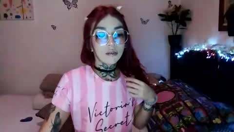 Snapshot of emilywhitee_ chatting on 01.10.25 Valentina independent model online show from 01.10.25