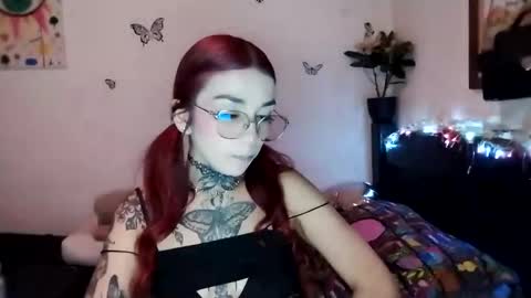 Snapshot of emilywhitee_ chatting on 01.21.25 Valentina independent model online show from 01.21.25