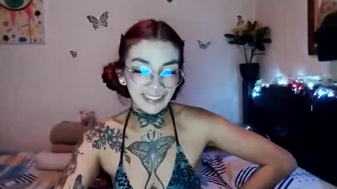 Snapshot of emilywhitee_ chatting on 02.05.25 Valentina independent model online show from 02.05.25