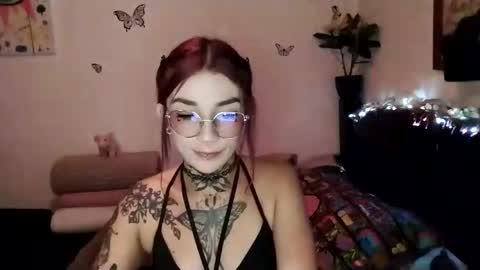 Snapshot of emilywhitee_ chatting on 02.08.25 Valentina independent model online show from 02.08.25