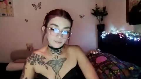 Snapshot of emilywhitee_ chatting on 02.11.25 Valentina independent model online show from 02.11.25