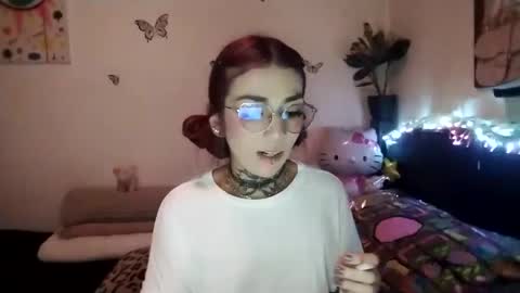 Snapshot of emilywhitee_ chatting on 02.22.25 Valentina independent model online show from 02.22.25