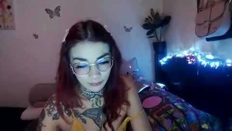 Snapshot of emilywhitee_ chatting on 02.26.25 Valentina independent model online show from 02.26.25