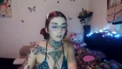 Snapshot of emilywhitee_ chatting on 02.28.25 Valentina independent model online show from 02.28.25