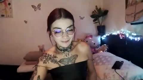 Snapshot of emilywhitee_ chatting on 03.01.25 Valentina independent model online show from 03.01.25