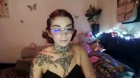 Snapshot of emilywhitee_ chatting on 03.10.25 Valentina independent model online show from 03.10.25