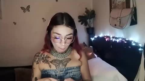 Snapshot of emilywhitee_ chatting on 10.14.25 Valentina independent model online show from 10.14.25