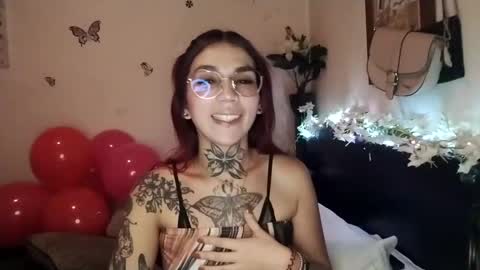 Snapshot of emilywhitee_ chatting on 10.17.25 Valentina independent model online show from 10.17.25