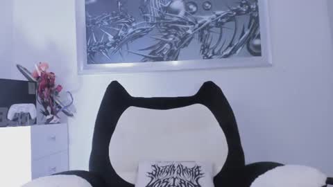 Snapshot of eminence_shadow chatting on 06.10.26 ELLE DANIELLE online show from 06.10.26