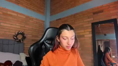 Snapshot of emma_belley chatting on 06.13.26 Hey Im EmmaHelp me reach 100 likes online show from 06.13.26