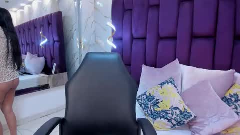 Snapshot of emma_carterr1 chatting on 04.26.26 pau online show from 04.26.26