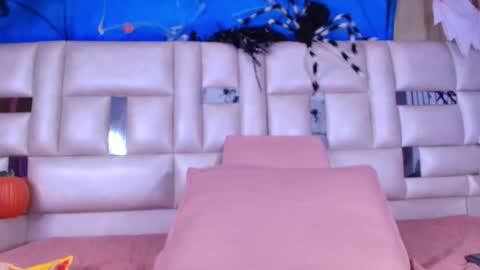 Snapshot of emma_curvy1 chatting on 10.28.25 Emma online show from 10.28.25