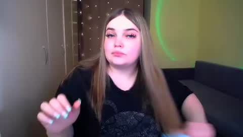 Snapshot of emma_dorn chatting on 06.26.26 Eva online show from 06.26.26