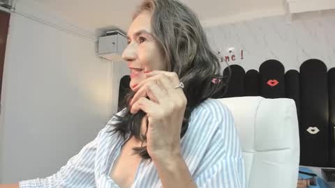 Snapshot of emma_mendoza chatting on 02.18.25 Emma online show from 02.18.25