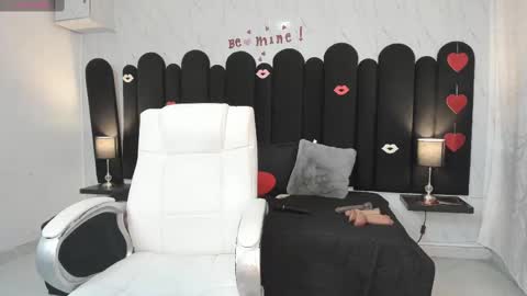 Snapshot of emma_mendoza chatting on 02.28.25 Emma online show from 02.28.25