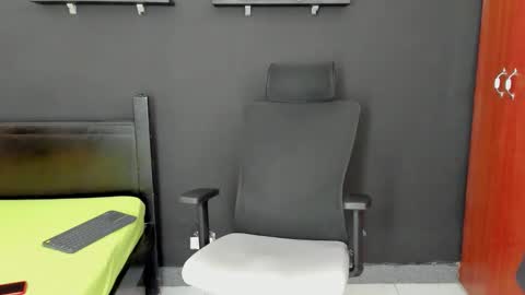 Snapshot of emma_muscle_ chatting on 11.06.25 emma online show from 11.06.25