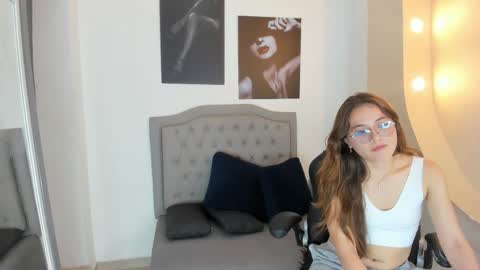 Snapshot of emma_rousz chatting on 10.11.25 emma online show from 10.11.25