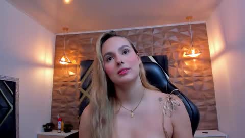 Snapshot of emmaa_white_ chatting on 09.11.25 EMMA online show from 09.11.25