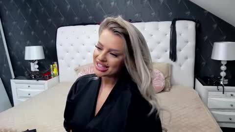 Snapshot of emmamavis chatting on 10.19.25 Emma Mavis online show from 10.19.25