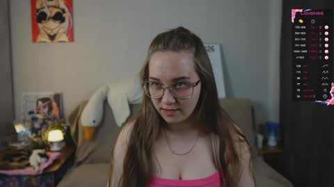 Snapshot of emmatiny chatting on 05.11.26 Mia online show from 05.11.26