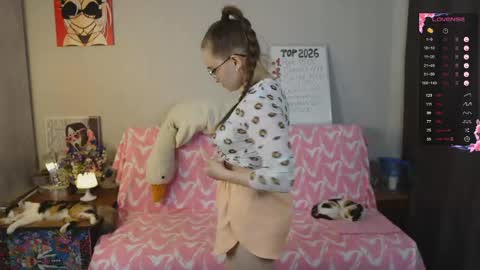 Snapshot of emmatiny chatting on 05.19.26 Mia online show from 05.19.26