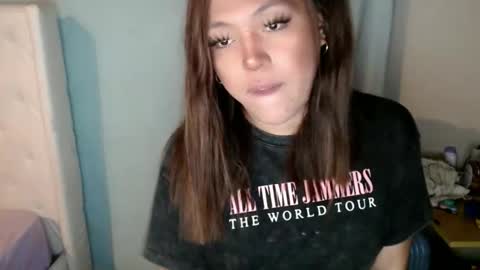 Snapshot of emmawatsoons chatting on 11.08.25 YourDreamGirl Emma online show from 11.08.25