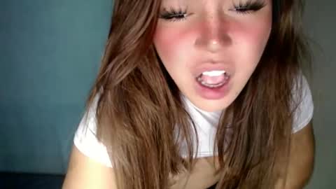 Snapshot of emmawatsoons chatting on 11.18.25 YourDreamGirl Emma online show from 11.18.25