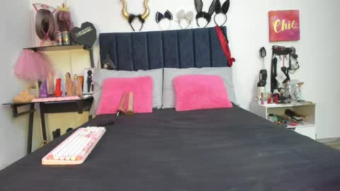Snapshot of emmily_giraldo chatting on 04.18.26 online show from 04.18.26