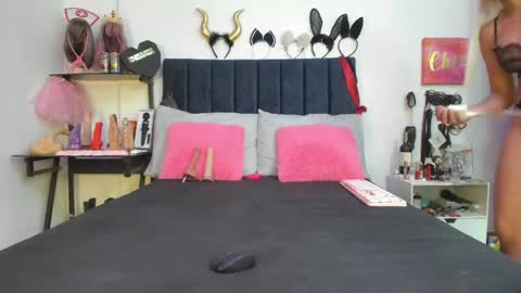 Snapshot of emmily_giraldo chatting on 04.27.26 online show from 04.27.26
