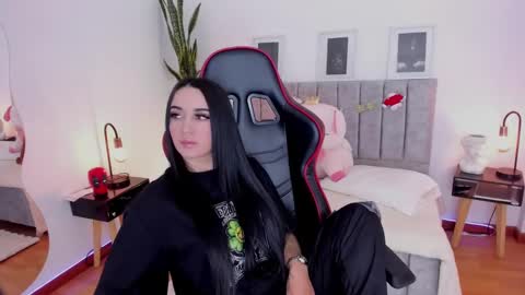 Snapshot of emmyevans1 chatting on 12.30.24 Emmy Evans  online show from 12.30.24