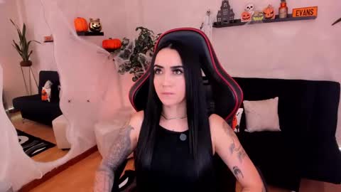 Snapshot of emmyevans1 chatting on 10.11.25 Emmy Evans  online show from 10.11.25