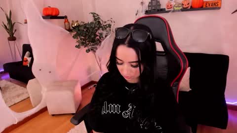 Snapshot of emmyevans1 chatting on 10.20.25 Emmy Evans  online show from 10.20.25