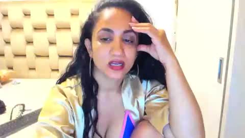 Snapshot of emperatriztapia chatting on 05.17.26 emperatriztapia online show from 05.17.26