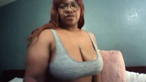 Snapshot of empress_ella chatting on 06.12.26 empress_ella online show from 06.12.26
