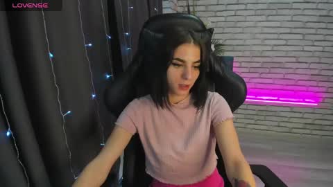 Snapshot of emy__angel chatting on 12.19.24 emy__angel online show from 12.19.24