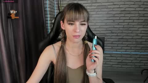 Snapshot of emy__angel chatting on 09.22.25 emy__angel online show from 09.22.25
