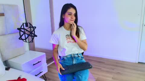 Snapshot of emy_ferrer_ chatting on 04.09.26 EMY FERRER online show from 04.09.26