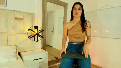 Snapshot of emy_ferrer_ chatting on 05.17.26 EMY FERRER online show from 05.17.26