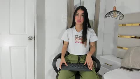 Snapshot of emy_ferrer_ chatting on 07.01.26 EMY FERRER online show from 07.01.26