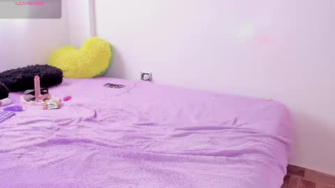 Snapshot of emy_xdy chatting on 06.19.26 Im Emily would you like to help me reach 100 online show from 06.19.26