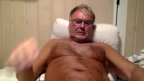 Snapshot of endurado chatting on 10.15.25 endurado online show from 10.15.25