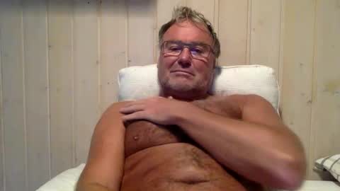 Snapshot of endurado chatting on 10.17.25 endurado online show from 10.17.25