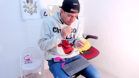 Snapshot of enriquevillf chatting on 01.27.25 Enrique Villazon online show from 01.27.25