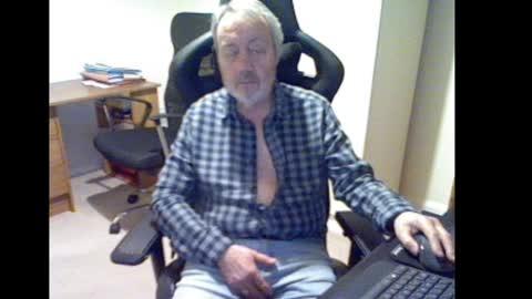 Snapshot of erasmus_d chatting on 01.04.25 erasmus_d online show from 01.04.25