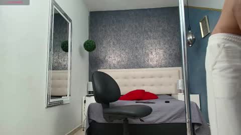 Snapshot of erick_zhimerman chatting on 12.21.25 online show from 12.21.25