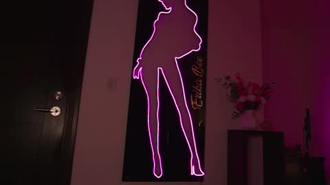 Snapshot of erikabee chatting on 09.27.25 Venus Skye online show from 09.27.25