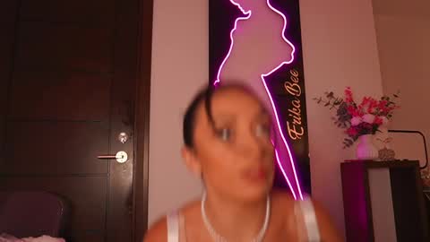 Snapshot of erikabee chatting on 10.09.25 Venus Skye online show from 10.09.25